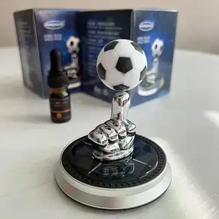 Автомобільний ароматизатор на сонячній батареї &ldquo;Футбольний м&rsquo;яч&rdquo; &bull; Декоративний аромадифузор у машину для свіжості салону та прикраси панелі авто