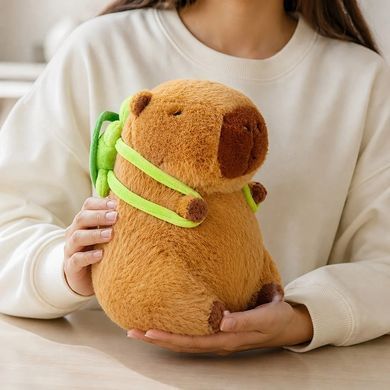 Мягкая игрушка Капибара KAR333, 23 см &bull; Плюшевая коричневая капибара с зеленым рюкзаком-черепашкой для детских игр, подарка и украшения детской