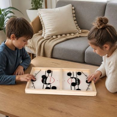 Настольная игра FoosballWinner Катапульта KAR331 на двоих &bull; Игра на ловкость и реакцию с деревянным полем 54 &times; 29,5 см и 10 шайбами для детей от 6 лет