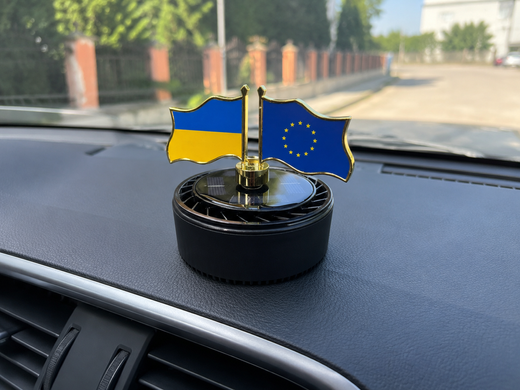 Автомобільний ароматизатор-дифузор &ldquo;Прапори&rdquo; на сонячній батареї &bull; Освіжувач повітря в машину з декоративними прапорами України та ЄС для панелі авто