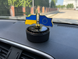 Автомобільний ароматизатор-дифузор &ldquo;Прапори&rdquo; на сонячній батареї &bull; Освіжувач повітря в машину з декоративними прапорами України та ЄС для панелі авто
